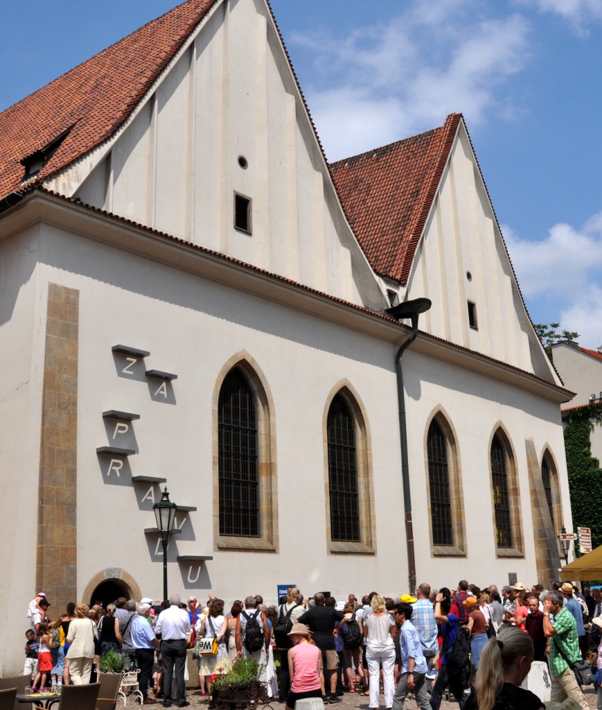 Destičky na fasádě Betlémské kaple v Praze