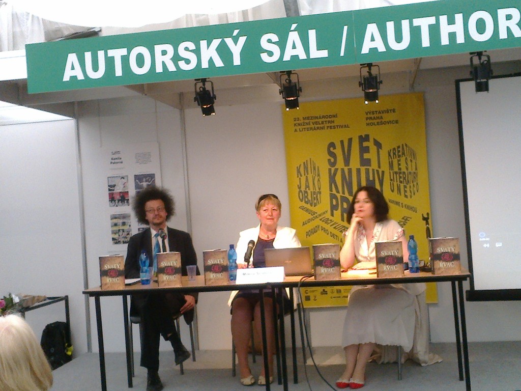 uprostřed autorka knihy Milena Štráfeldová