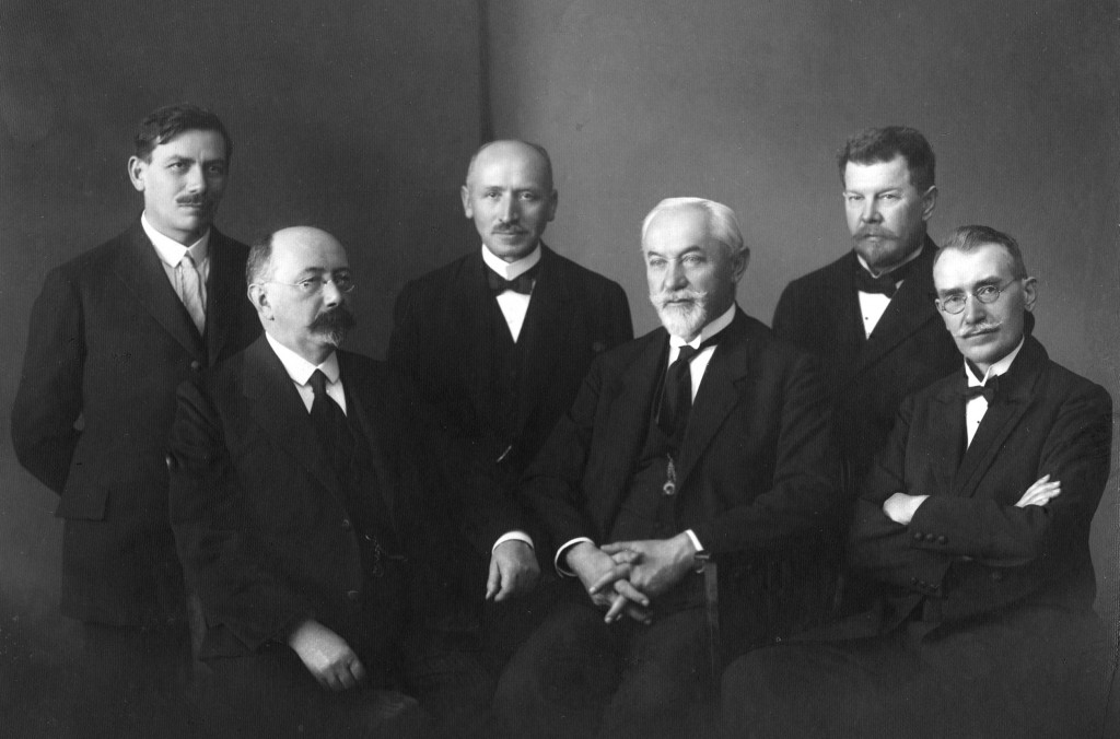 synodní výbor v roce 1921. Zleva: doc. Antonín Boháč, laický člen, prof. Dr. Ferdinand Hrejsa, náměstek seniora, František Prudký, farář v Olomouci, Josef Souček, synodní senior, JUDr. Josef Král, laik, Ferdinand Kavka, synodní kurátor