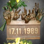 17listopadu89_pomnik_(detail)