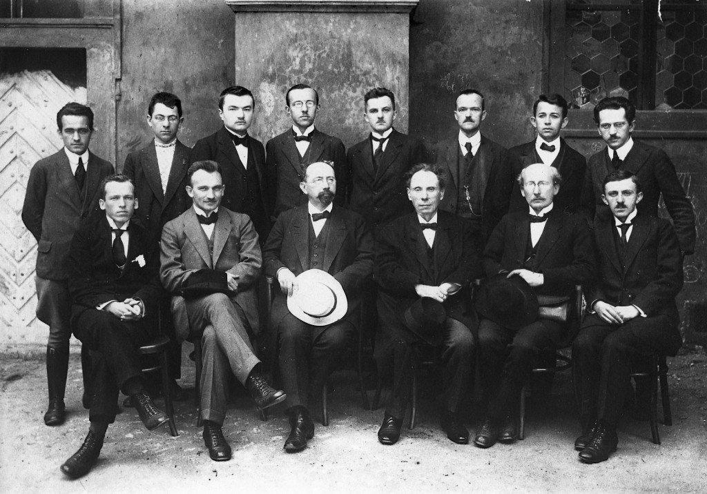 Studenti 1. ročníku nově otevřené fakulty v Praze se svými čtyřmi profesory. V první řadě druhý zleva J. L. Hromádka, F. Hrejsa, G. A. Skalský, F. Žilka. Zřejmě letní semestr 1920.