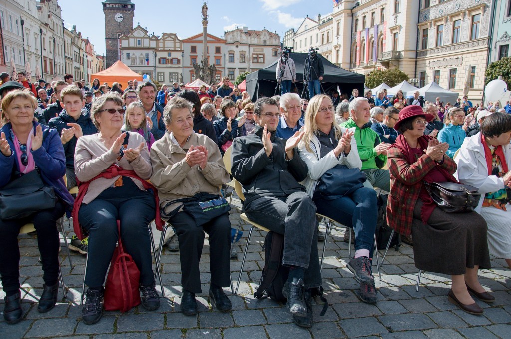 před hlavním pódiem na Pernštýnském náměstí