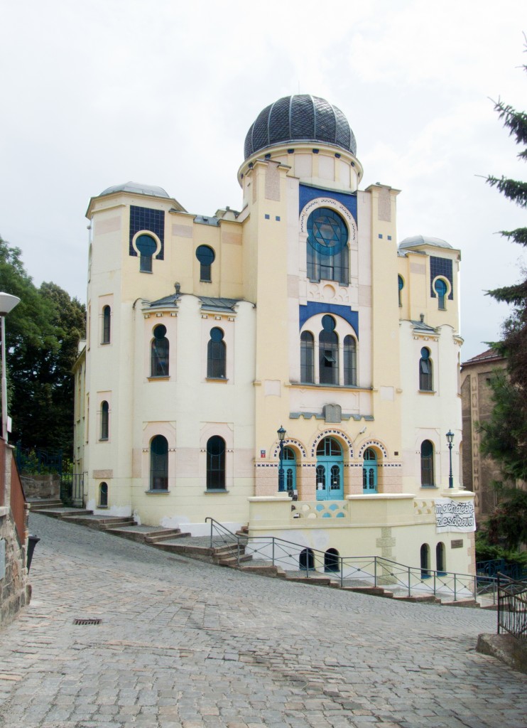 Děčín_-_synagoga_pohled_z_Resslovy_ulice