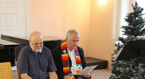 Jak studenti olomoucké konzervatoře zdobili vánoční strom