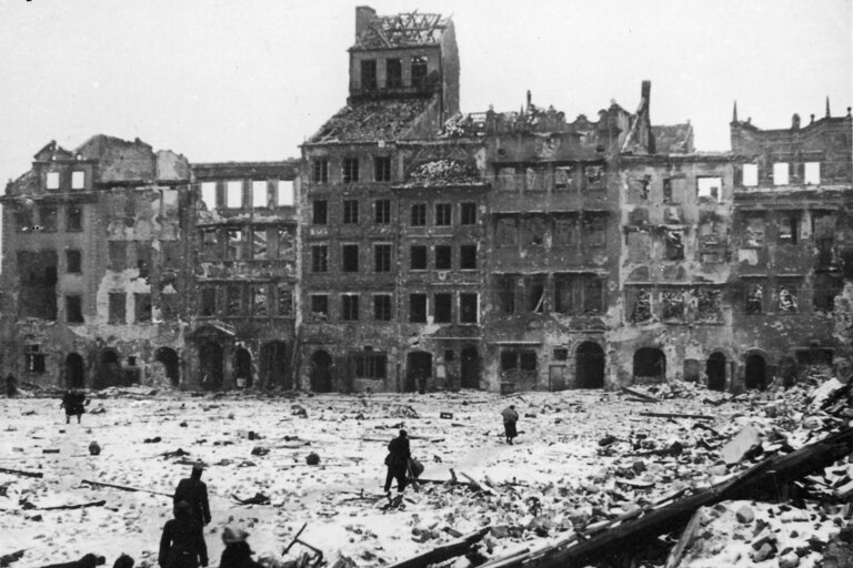 Old_Town_Warsaw_waf-2012-1501-31(1945)