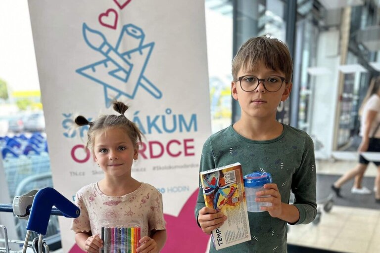 Stovky sešitů i pastelek pro děti ohrožené chudobou