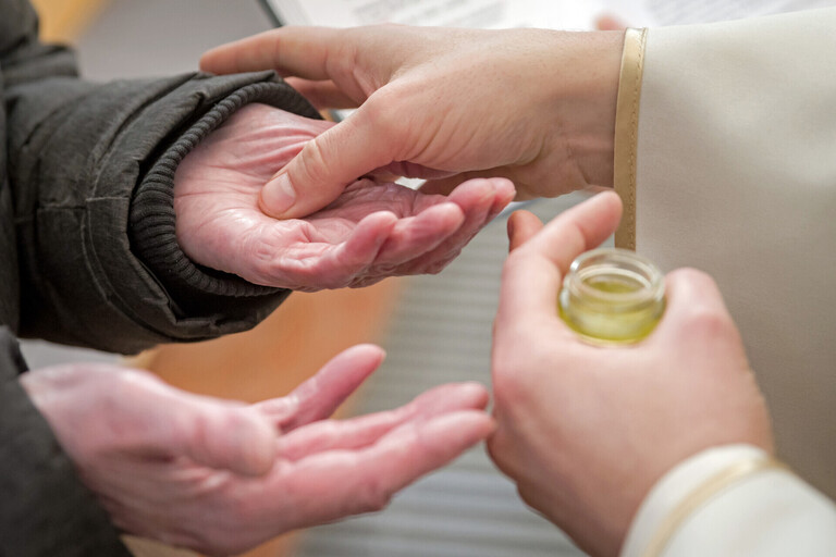 A pomažou ho olejem