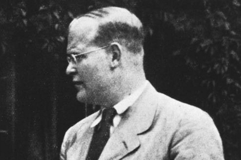 Moc předivná nás tiše obestírá...