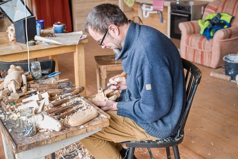 Říkám si, proč tady sedím a šťourám do dřeva